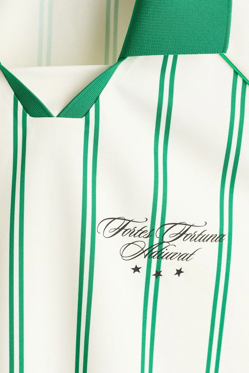 اتش اند ام تي‑شيرت بولو مطبوع بقصّة واسعة